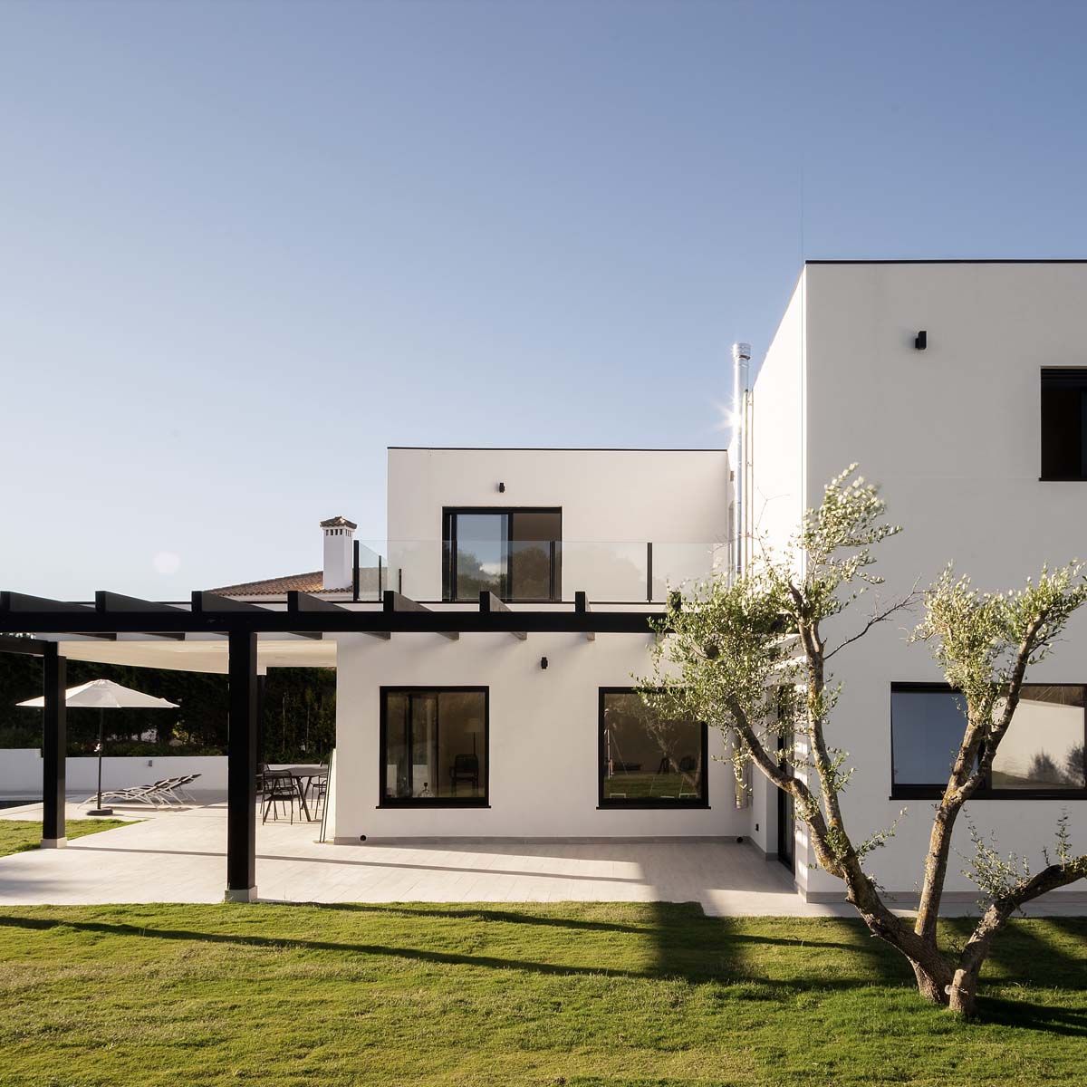 Chalet blanco de tipica construccion mediterranea moderna