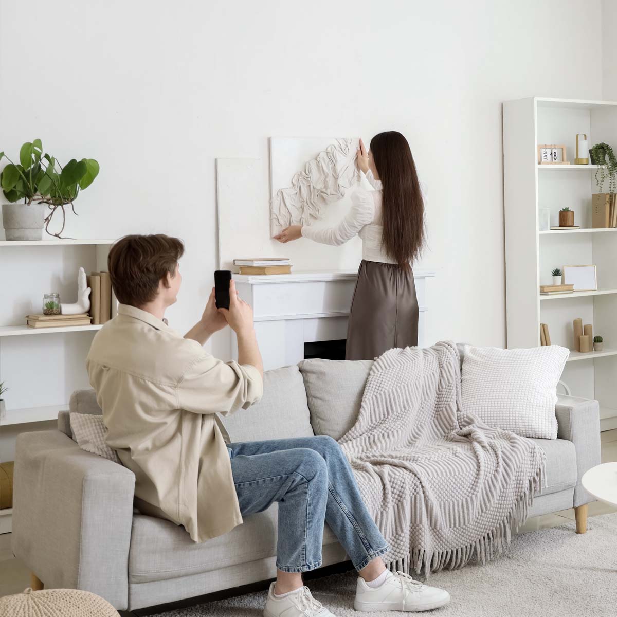 Pareja decorando su casa